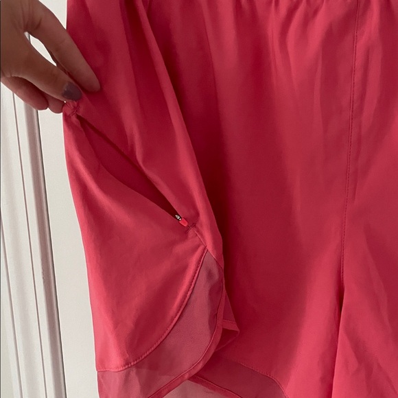 Athleta Mesh Racer Run Mid Rise 4 Short - Picture 4 of 5